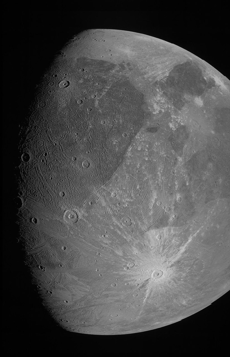 Ganímedes en una imagen preliminar de JunoCam con filtro verde. NASA/JPL-Caltech/SwRI/MSSS.