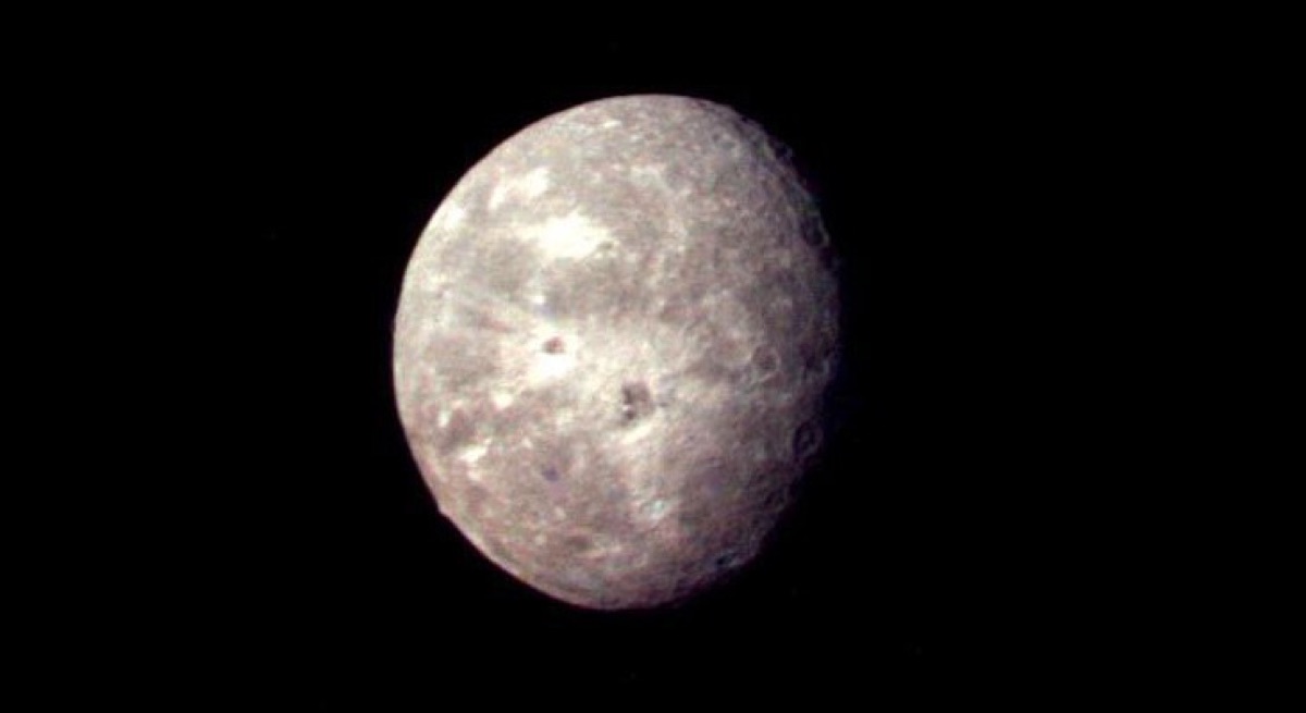 Oberón fotografiado por Voyager 2. NASA/JPL.