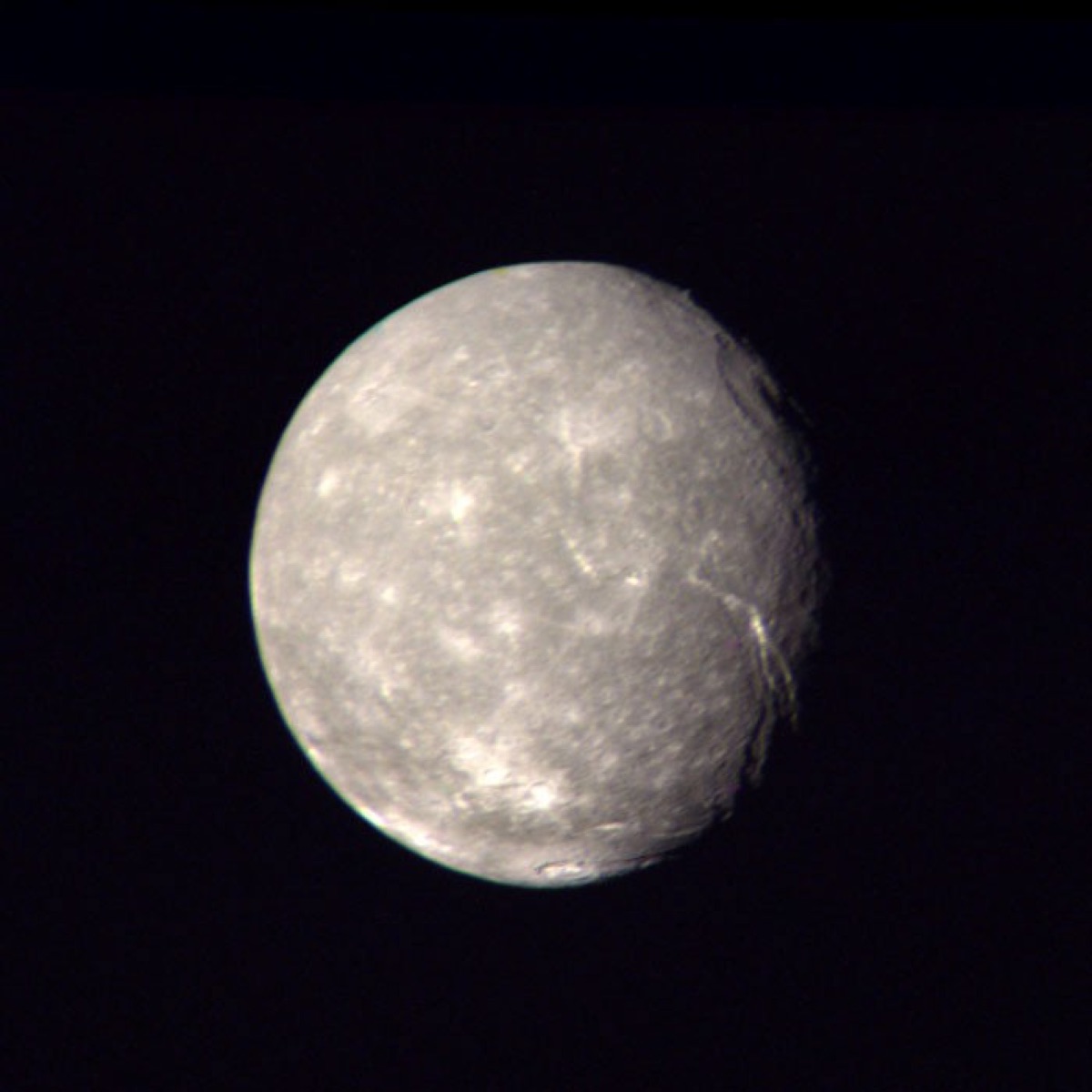 Titania en una composición en color de Voyager 2. NASA/JPL.