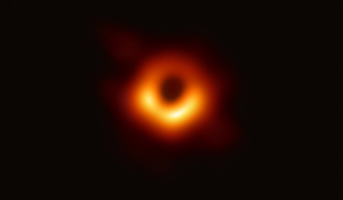 Imagen de radio reconstruida de M87*, publicada en 2019.